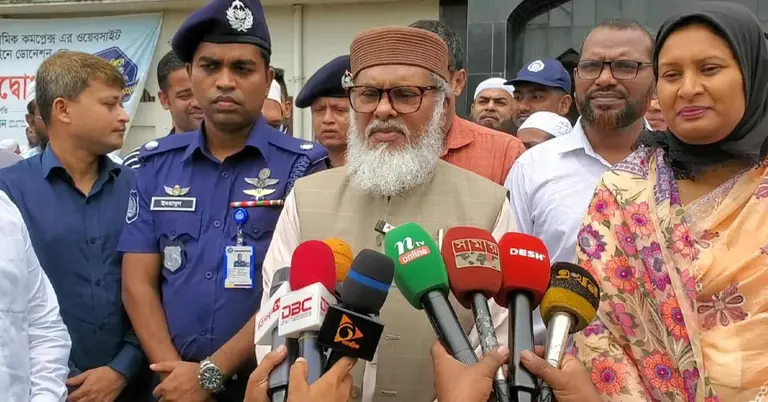কথা বলছেন ধর্ম উপদেষ্টা ড. আ ফ ম খালিদ হোসেন